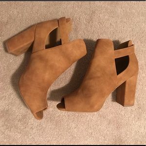 Qupid peep toe brown bootie like new